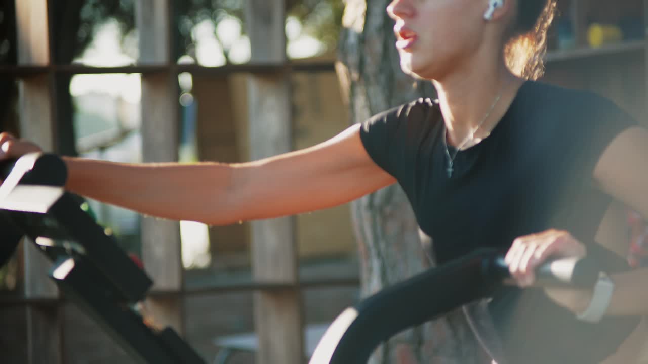 타원형 트레이너 에서 운동 하는 여자