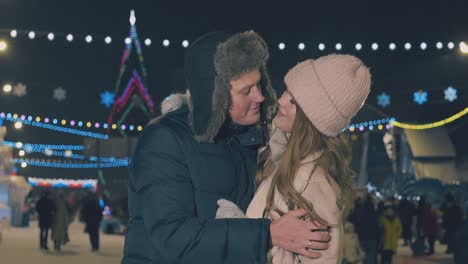 Familie-Umarmt-Sich-Und-Verbringt-Zeit-Auf-Dem-Weihnachtsmarkt-In-Zeitlupe