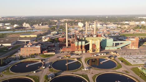 Detroit-Water-Treatment-Plant-With-Large-Circular-Sedimentation-Tanks-On-A-Sunny-Day-In-Michigan,-USA