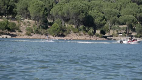 Esquí-Acuático-Femenino-En-El-Lago-Pantano-De-San-Juan,-Madrid