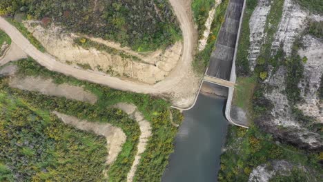 vista de arriba hacia abajo del hundimiento de la presa everton