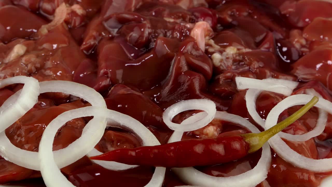 신선한 생  간과 생 양파와 칠리 페퍼, 가금류 간, 고기 음식.