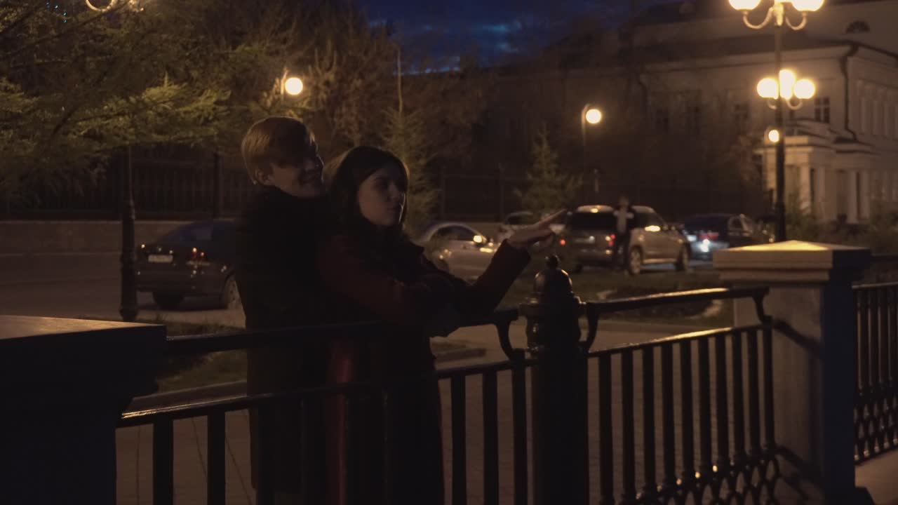 пара обнимается ночью в городе