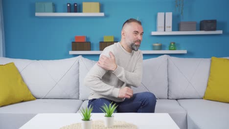 el hombre que boxea en casa tiene un brazo lisiado.