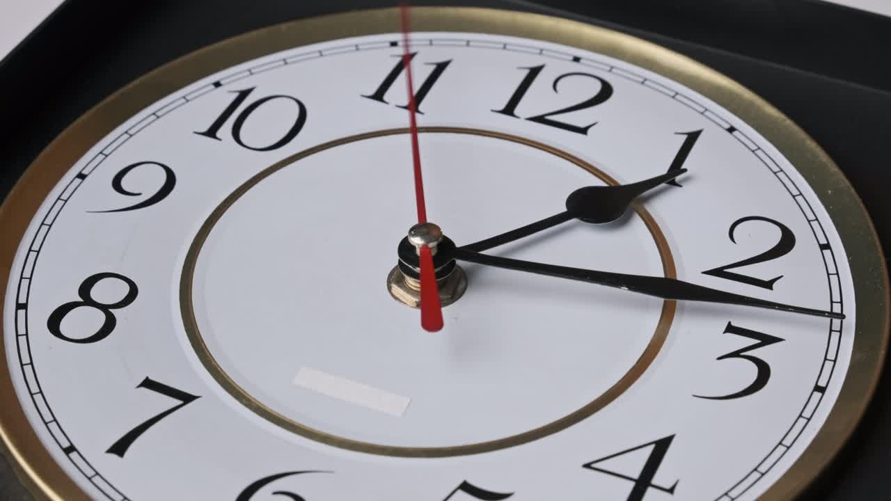 reloj de pared vintage con segunda mano móvil en el dial circular blanco