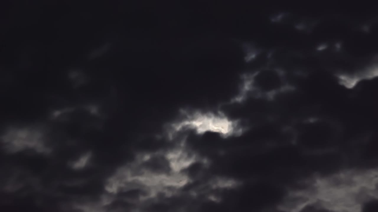 보름달에 하늘에서 흐르는 구름