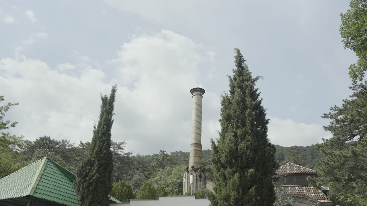 장식적 인 굴 과 나무 를 가진 공원 장면