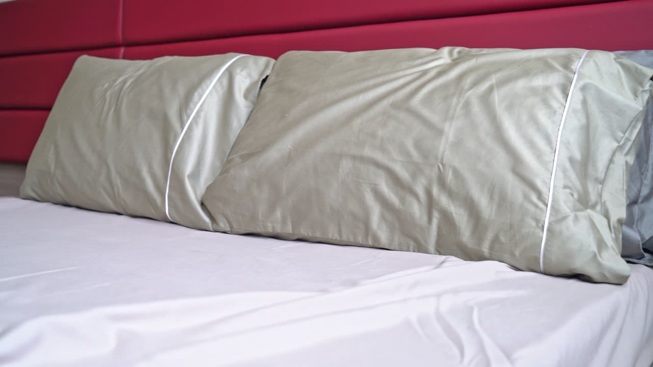 decoración de almohadas en la cama en el dormitorio