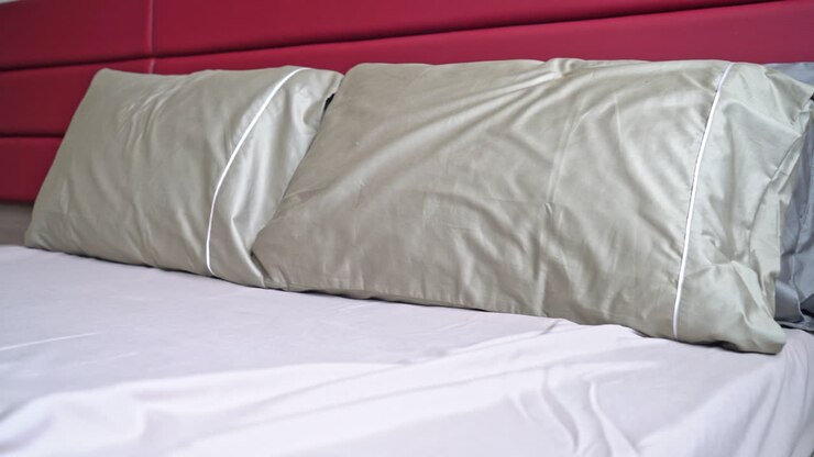 decorazione del cuscino sul letto in camera da letto