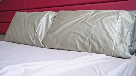 decoración de almohadas en la cama en el dormitorio