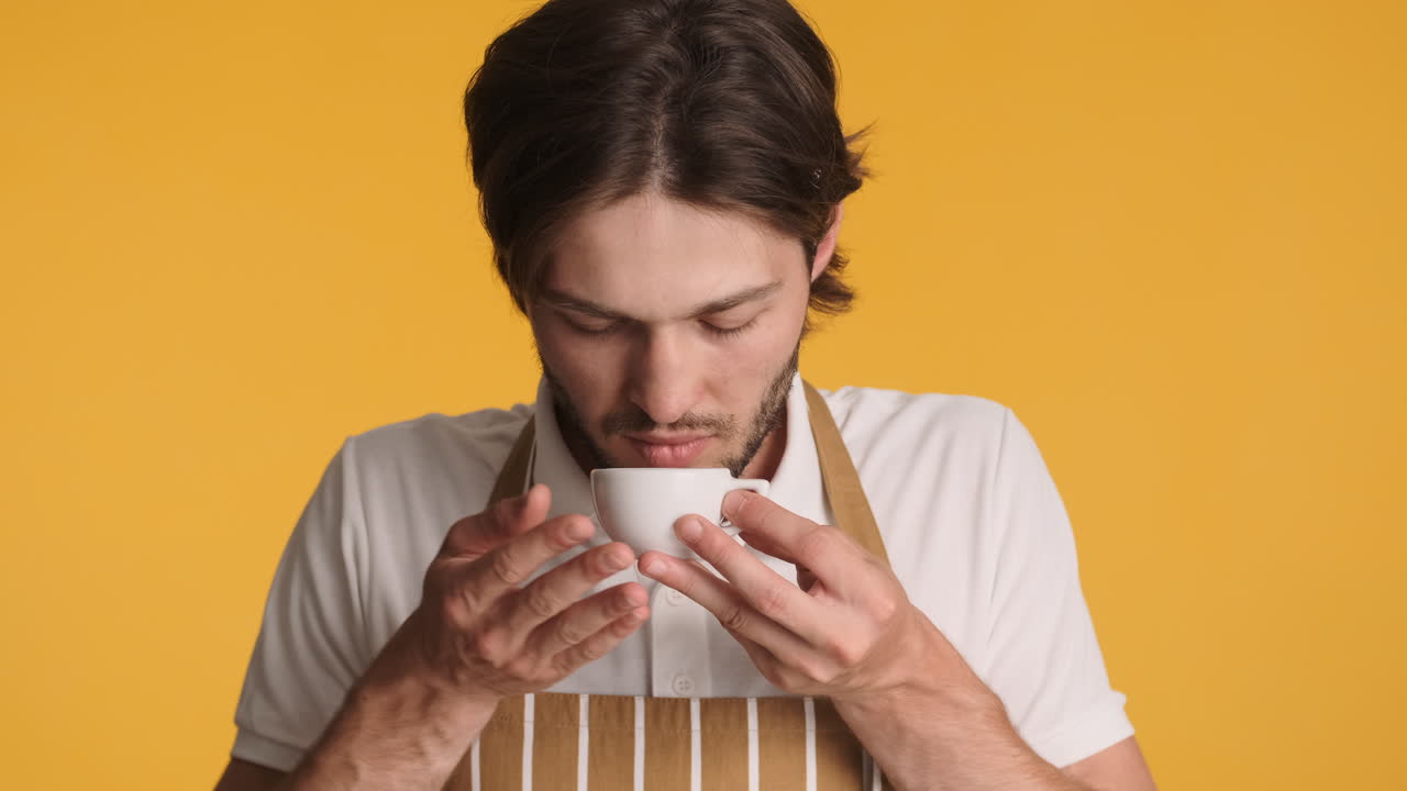 노란색 배경에 카메라 앞에 있는 백인 남자.