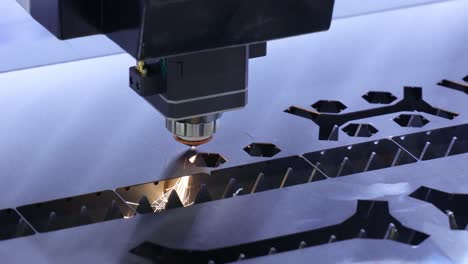 corte láser cnc de metal, tecnología industrial moderna.