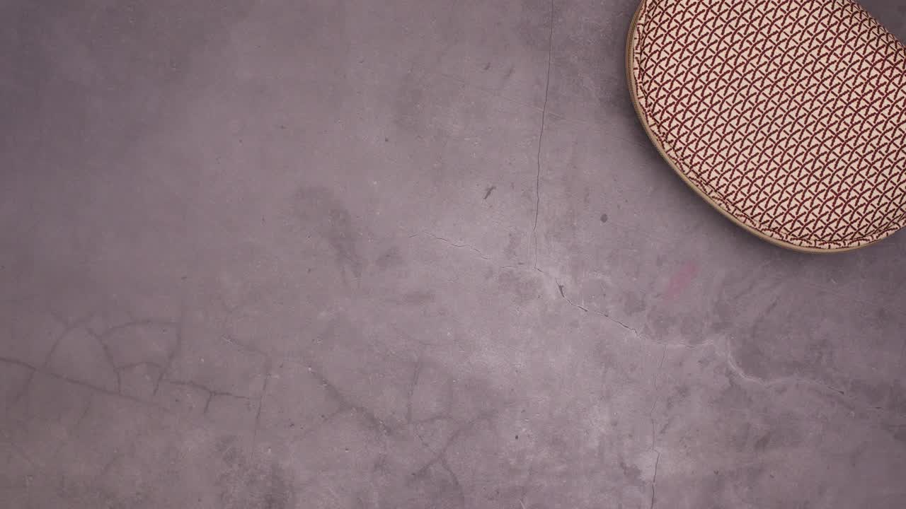 Prodotti per il trucco appaiono da un beauty case. Stop motion.
