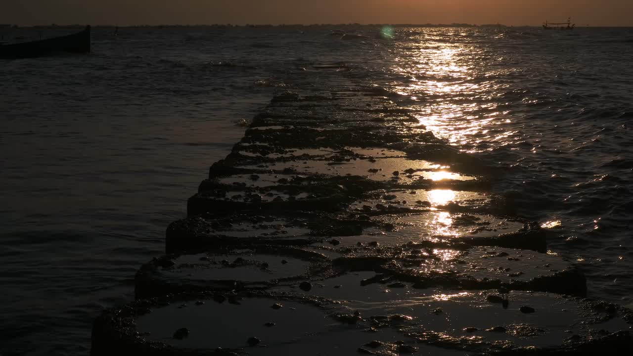 muelle y barcos de pesca por la noche al atardecer, puesta de sol