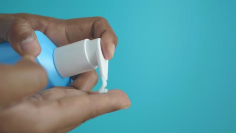 aplicación de loción o desinfectante para las manos