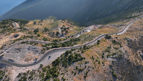 hiperlapso aéreo del tráfico en la carretera del paso de la montaña llogara en la soleada albania