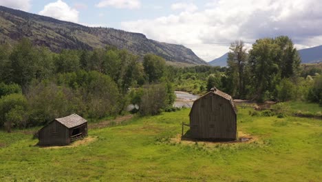 reliquias rurales: edificios olvidados por un arroyo en clinton, bc