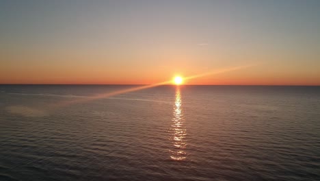 vista de la puesta de sol sobre el mar báltico en polonia