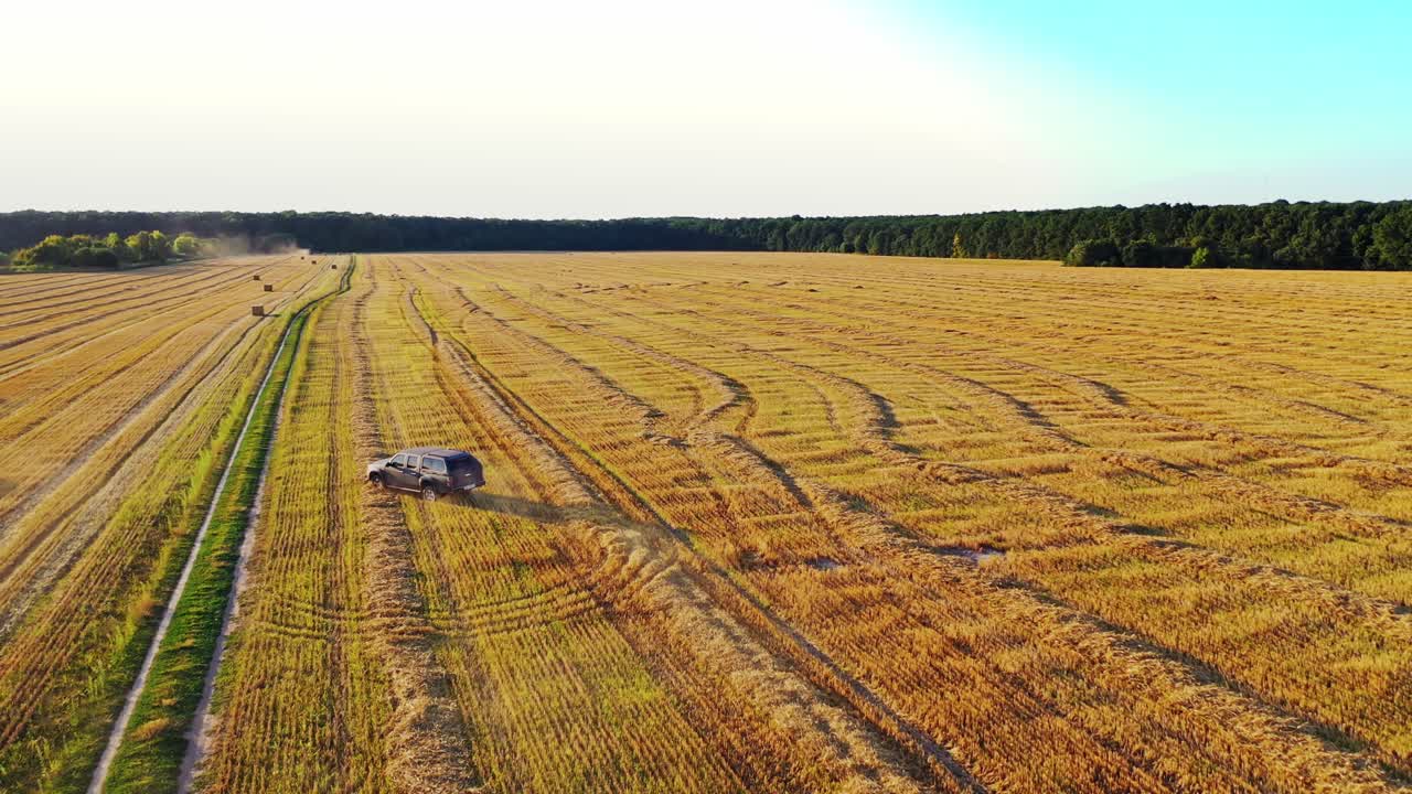 Maalaistie pellolla. Ilmakuva pellon läpi ajavasta autosta.