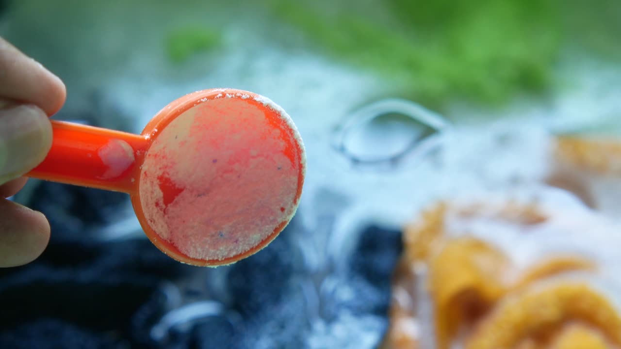 lavar la ropa con detergente