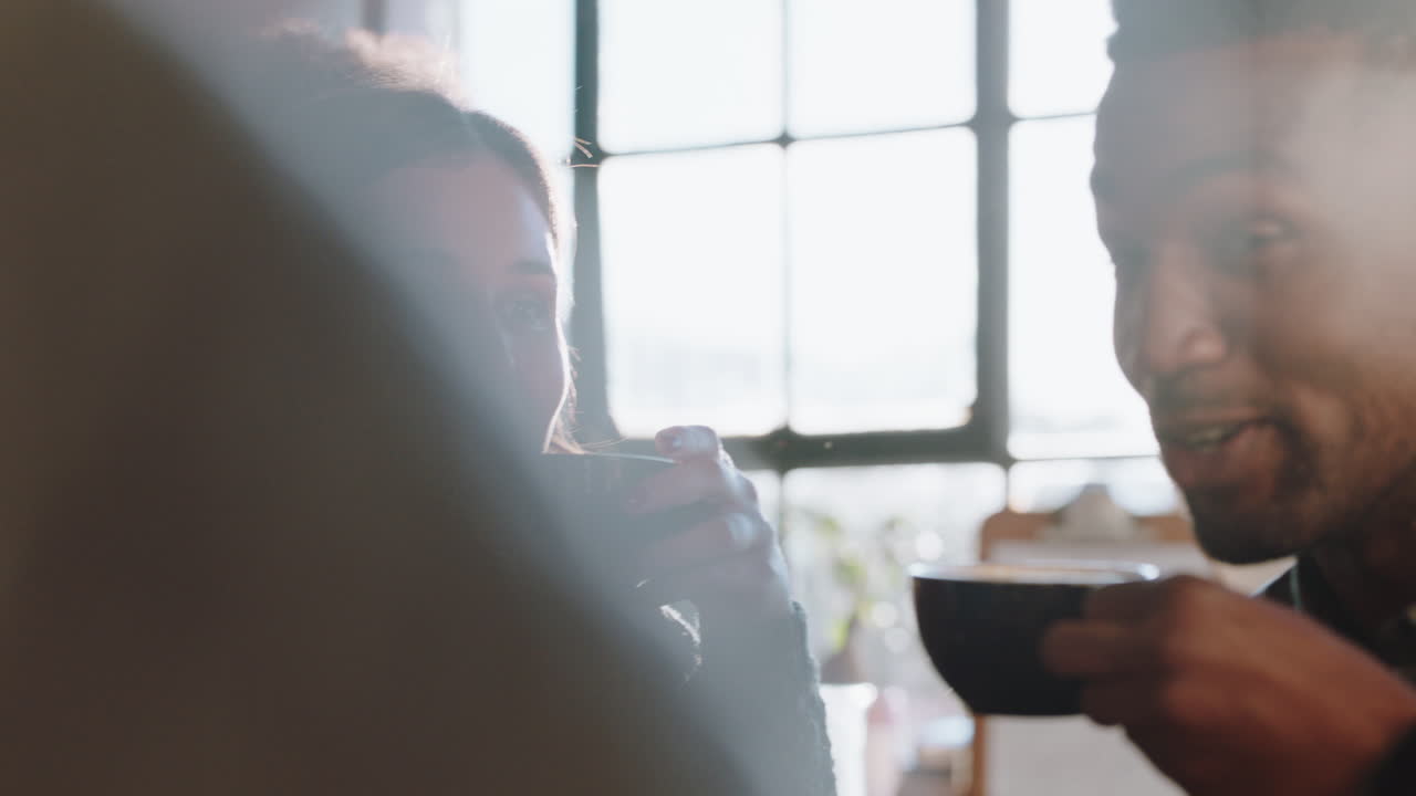 행복한 친구 그룹이 카페에서 채팅하고 대화를 나누고 커피를 마시고 사교를 즐기고 재미를 느끼며 레스토랑에서 만납니다.