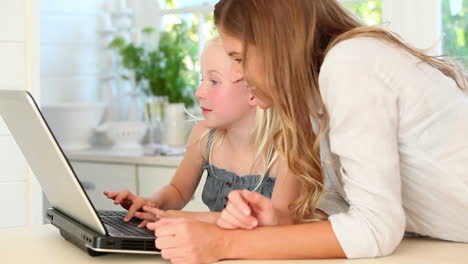 Madre-E-Hija-Escribiendo-En-Una-Computadora-Portátil