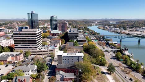 Inclinación-Aérea-Hacia-Knoxville-Tennessee-Y-El-Río-Tennessee