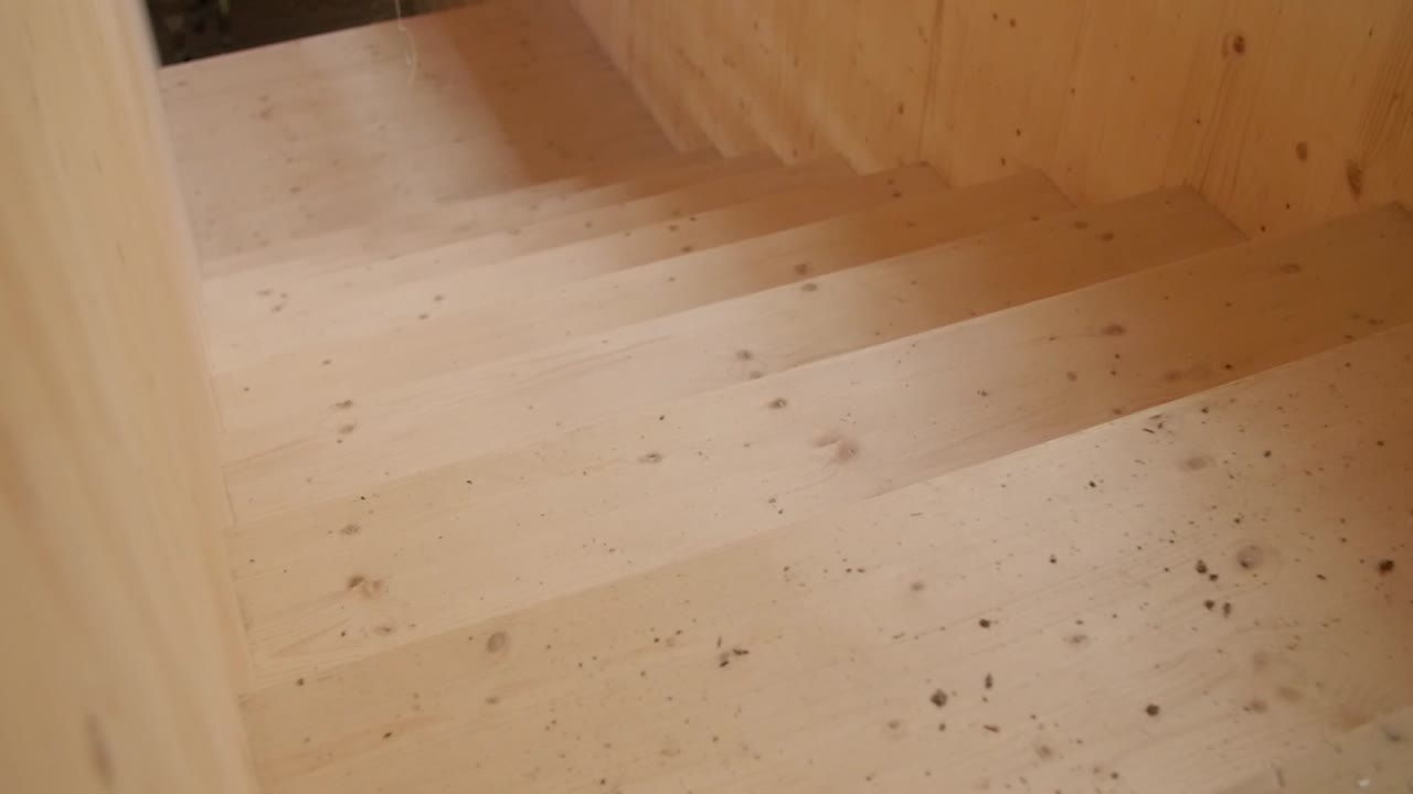 recorrido de nuevas escaleras de madera en un sitio de construcciones ecológicas modernas