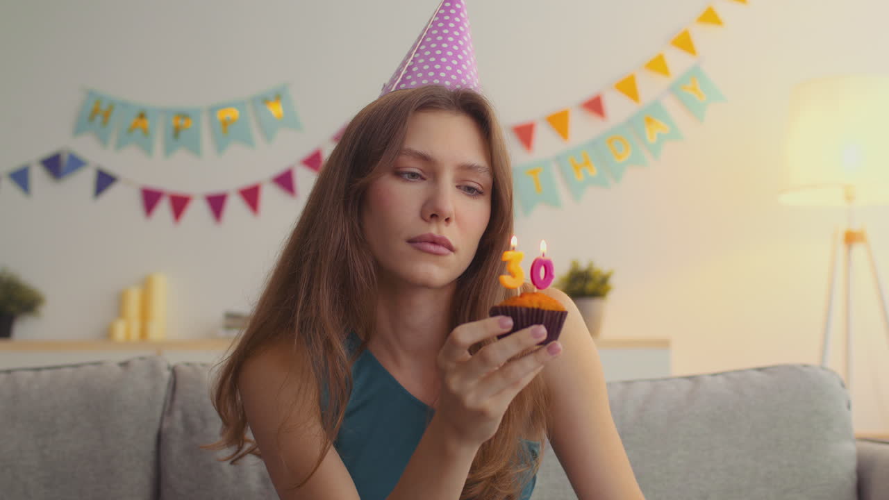 30번째 생일을 축하하는 여자