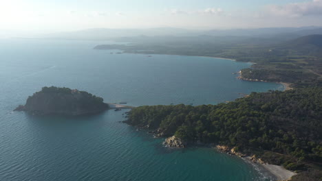 Vista-Aérea-Del-Mar-Mediterráneo-Vacío-Fort-De-Bregancon-Francia