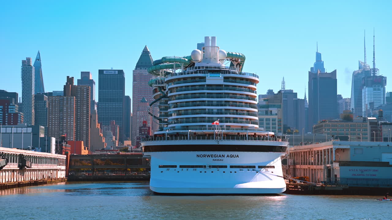 New York, USA, 25 agosto 2025: nave da crociera ormeggiata al molo di Manhattan. Grande e moderna nave da crociera ormeggiata a un molo di Manhattan con lo skyline di New York