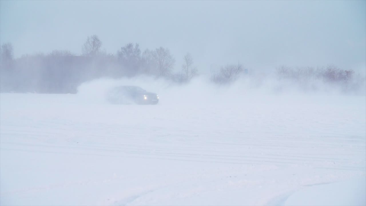 눈 폭풍 속에서 자동차를 운전하는 것