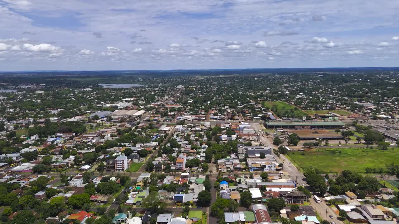vista aérea de la ciudad de posadas, misiones en argentina