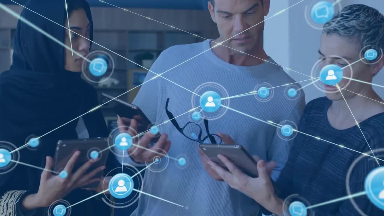 animación de una red de iconos digitales contra diversos colegas discutiendo juntos en la oficina