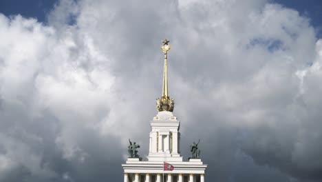 edificio de la era soviética con aguja ornamentada y cielo nublado