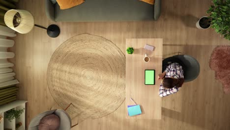 mujer trabajando desde casa en un acogedor estudio de la sala de estar