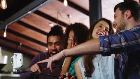 amigos felices tomando una selfie en el teléfono móvil
