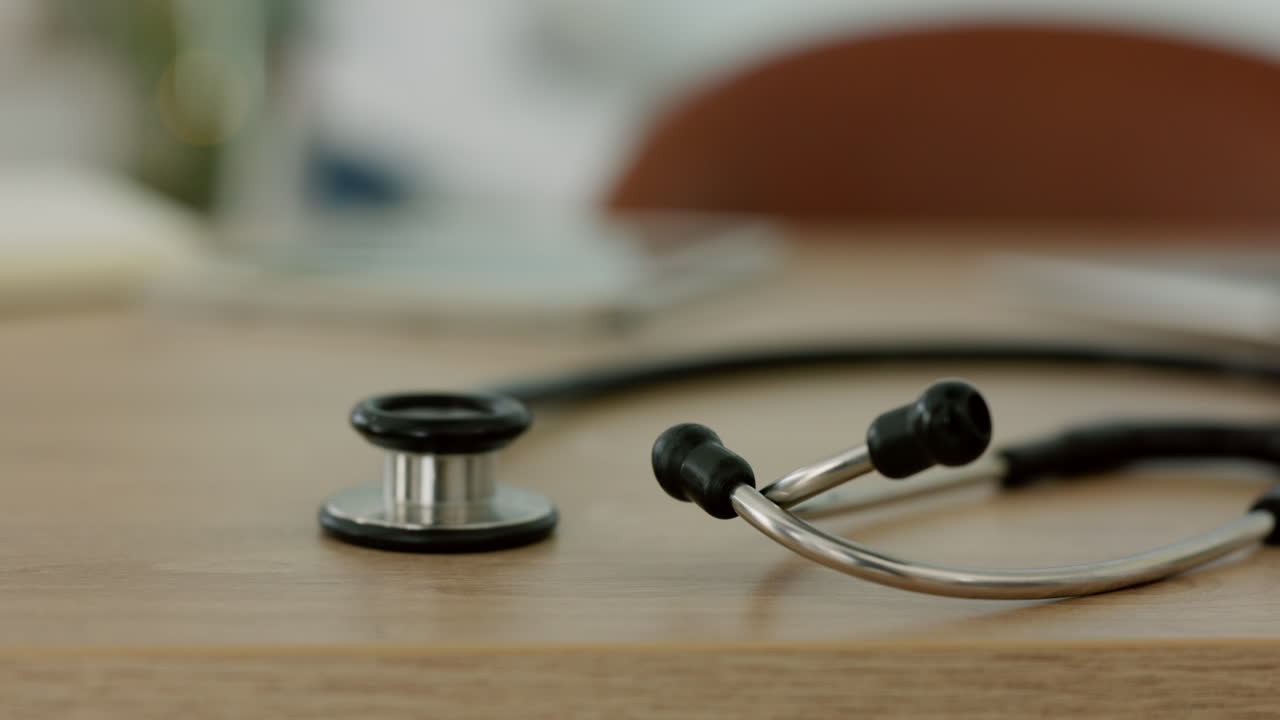 stéthoscope, table ou équipement médical vide