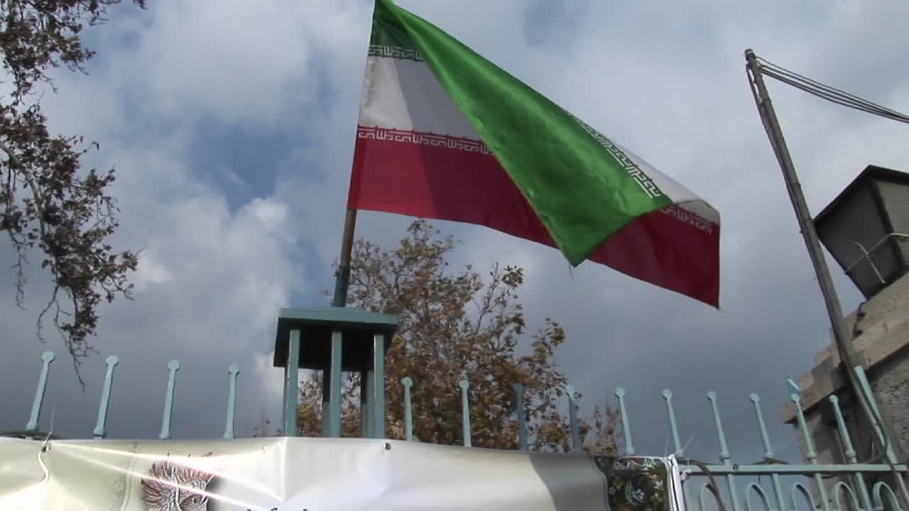 이란 국기가 문 위에 펄럭인다