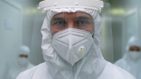 Retrato-De-Un-Trabajador-Hospitalario-Masculino-Con-Uniforme-Protector