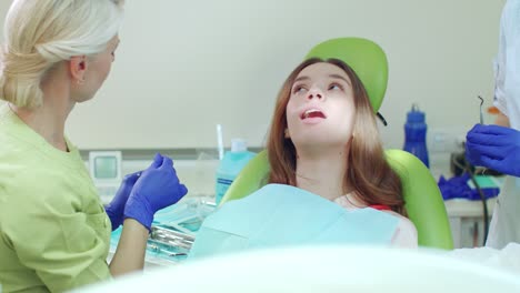 tratamiento urgente de dolor de muelas en el consultorio del dentista. dentista que trata un diente enfermo