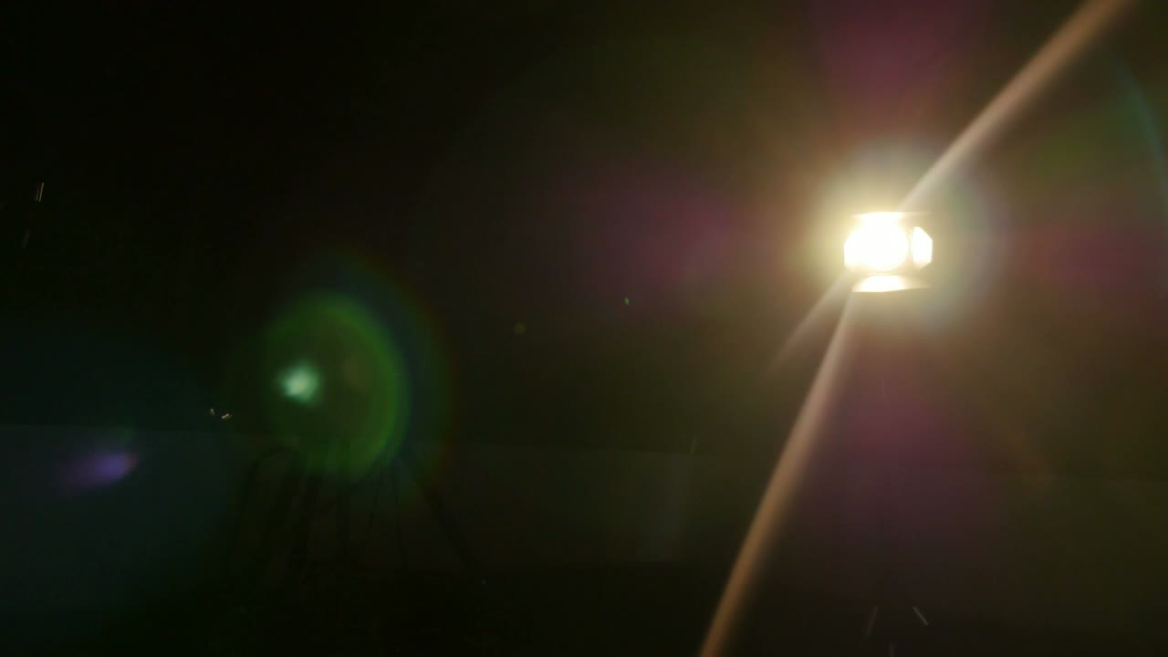 en un estudio, el escenario se está preparando, la toma se mueve de derecha a izquierda