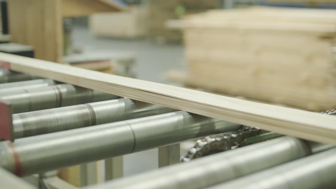 Asse di legno in movimento su nastro trasportatore automatizzato in fabbrica