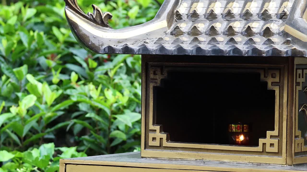 전통적 인 사원 안 에서 등불 이 불타고 있다