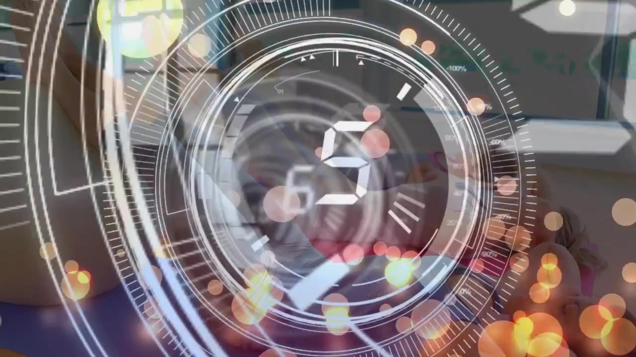 Frau macht Bauchmuskelübungen auf einer Matte, Countdown-Anzeige führt durch zeitgesteuerte Wiederholungen für Fitness.