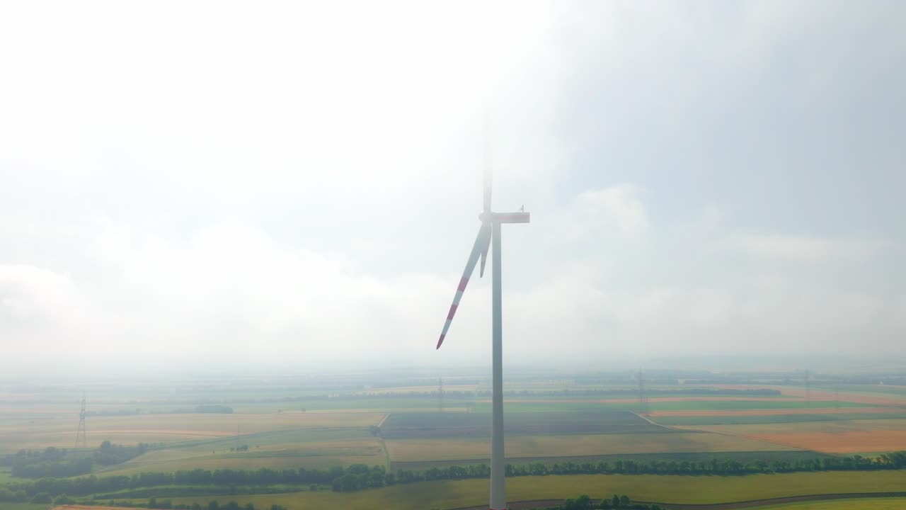 오스트리아 와인비에르텔 에서 안개 로  ⁇ 인 풍차 - 공중 촬영