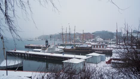 Winterszenenansicht-Von-Festgemachten-Booten-Und-Yachten-Im-Bezirk-Aker-Brygge