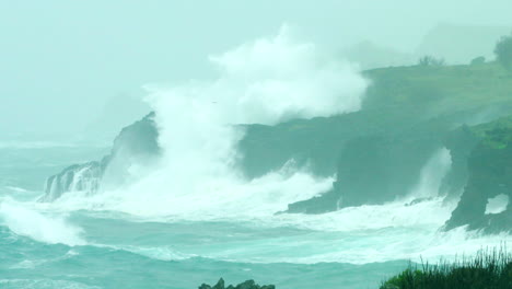 Imágenes-Impresionantes,-Dramáticas-Y-Hermosas-De-La-Costa-De-Faial-Siendo-Golpeada-Por-El-Atlántico