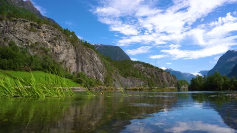 Hermosa-Naturaleza-Noruega-Lago-Lovatnet.