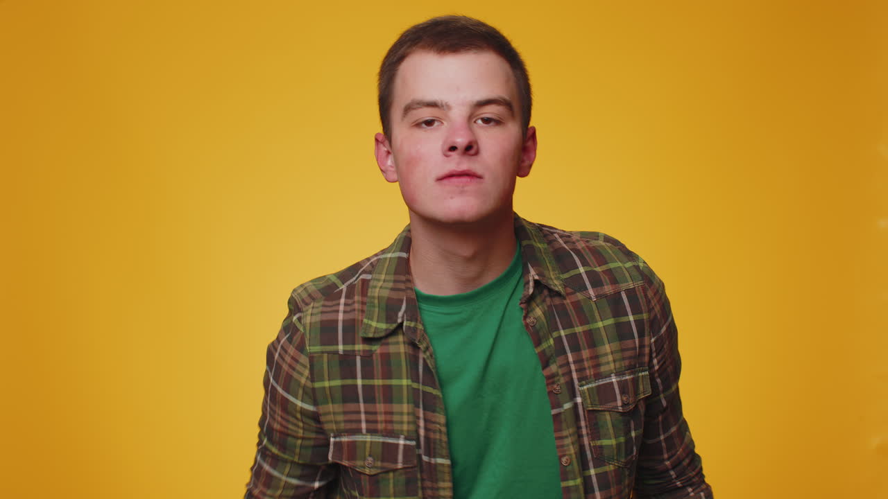 공격적인 분노한 남자가 카메라 앞에서 싸우려고, 주먹을 흔들고, 표정으로 권투하고, 처벌하고